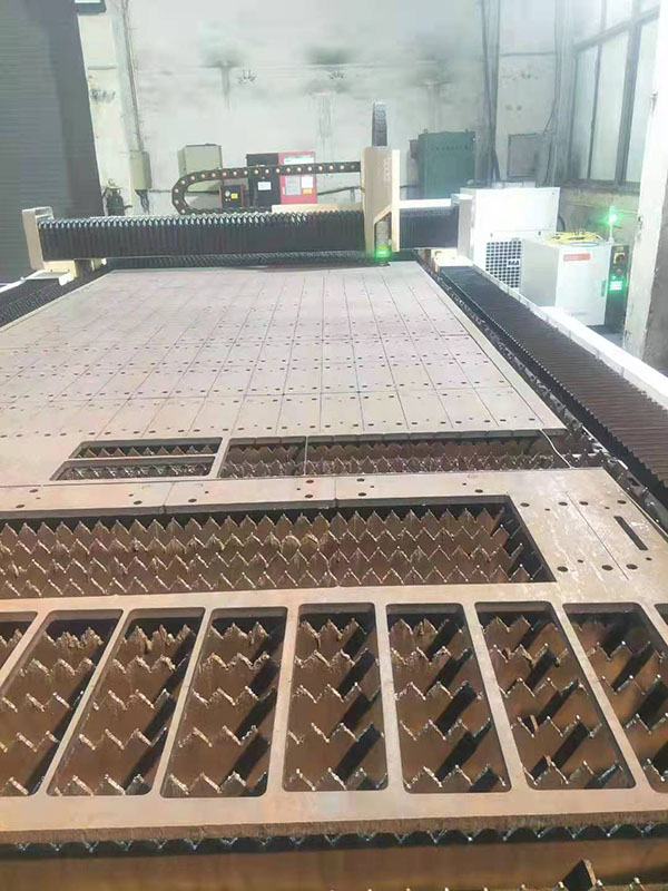 12000W的激光切割機(jī)